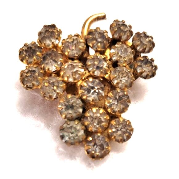 Clear Rhinestone Grapes Fruit Cluster Bunch Goldtone Brooch Prong Set Vintage - Picture 4 of 8